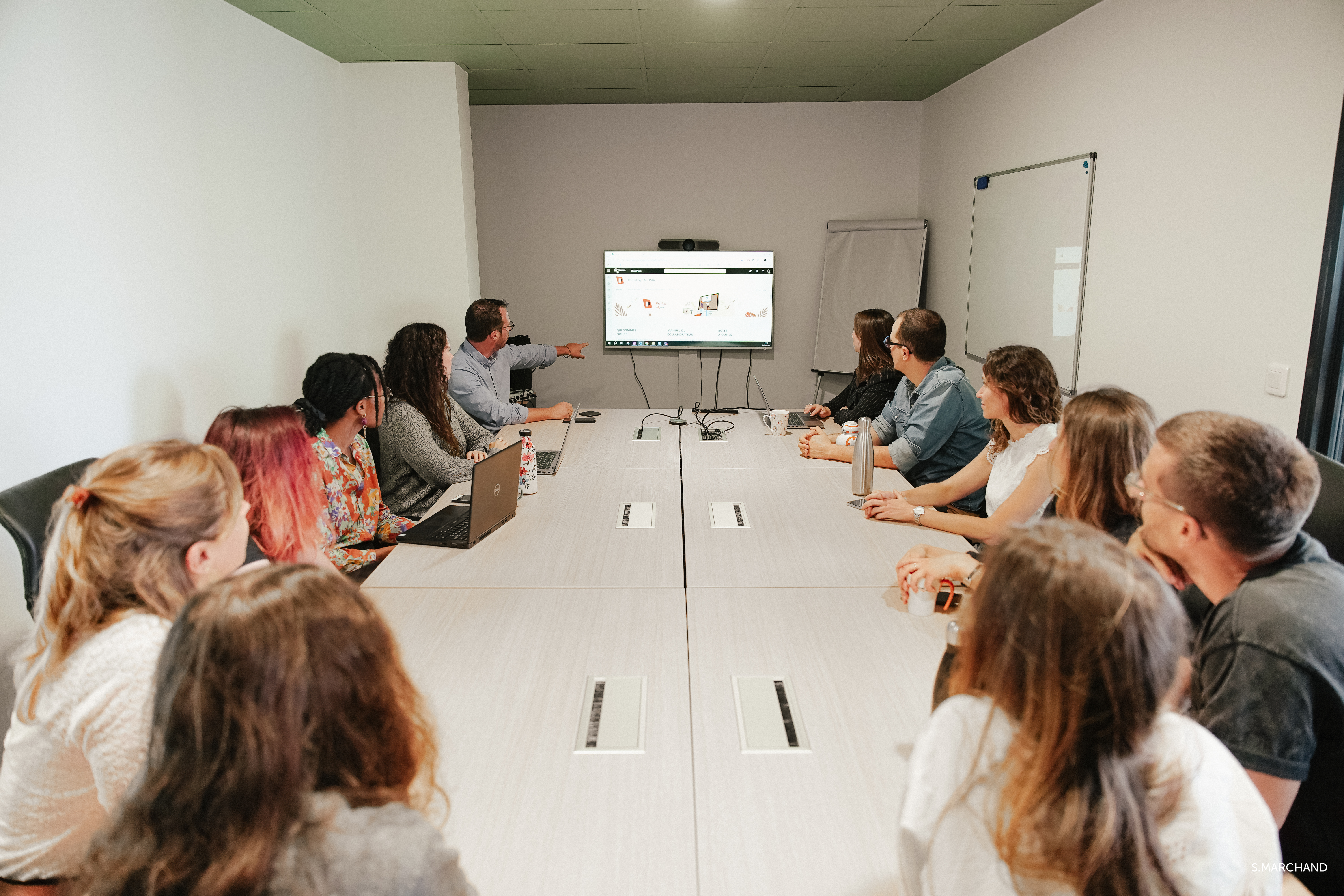 Un groupe de collaborateurs dans une salle de réunion