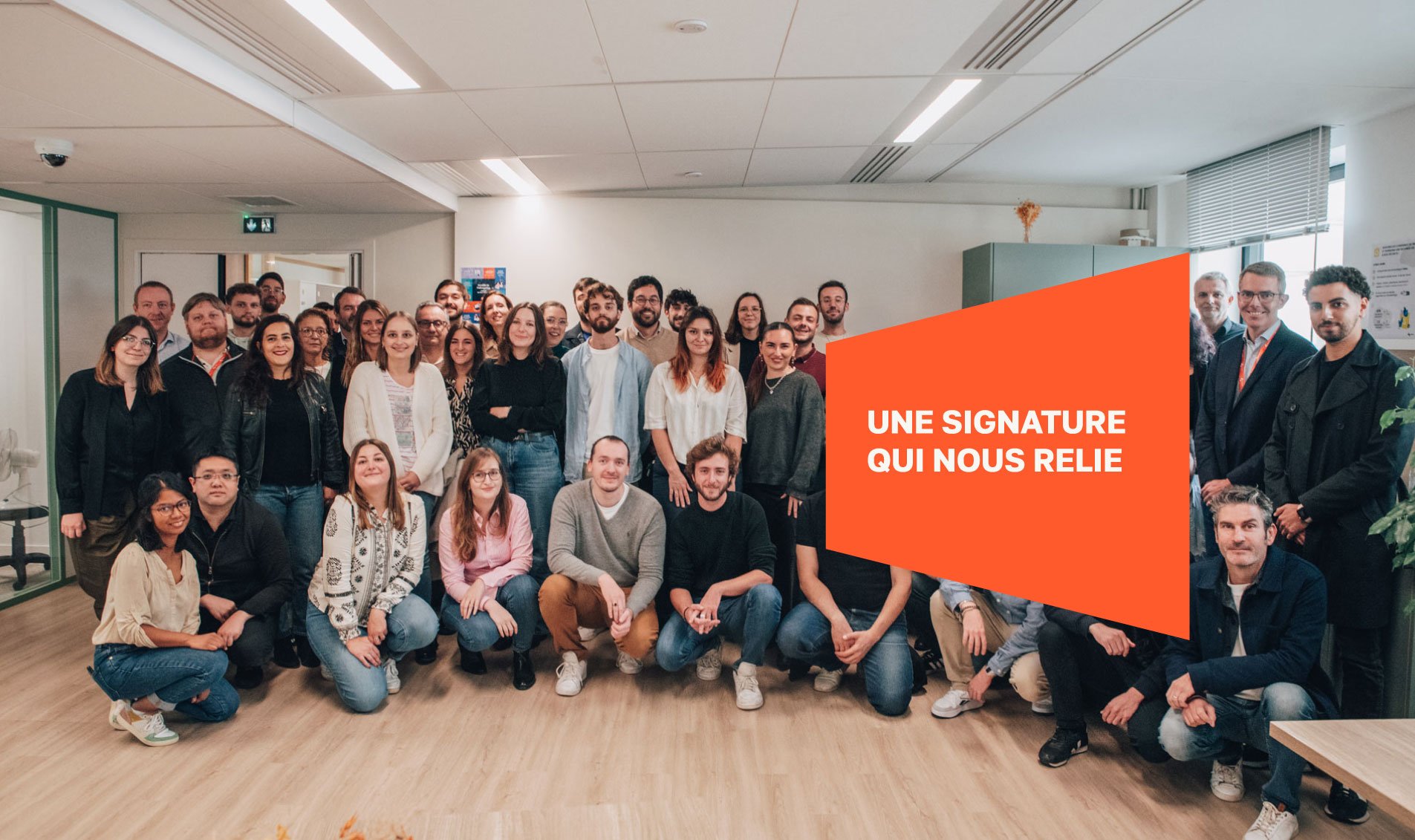 Groupe de collaborateurs TAKOMA - un encart couvre la droite avec marqué "une signature qui nous relie".